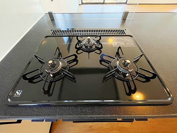 【その他内観】【類似外観同仕様】3口ガスコンロ 慣れている方も多く、火力が目に見えるため、使いやすいという方も多い、3口のガスコンロ仕様です。