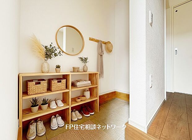 【玄関】■収納■本画像はAIがCGで家具作成しており、実際の現地に家具は設置されておりません。また、販売価格に家具、小物等は含まれておりません。