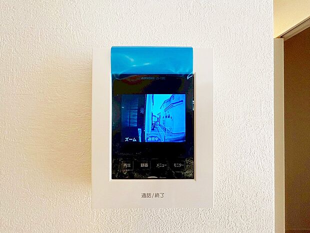 【TVモニター付インターホン】モニター付インターホンが標準仕様です。不安になりがちな防犯面。目で確認できるからあんしんです。