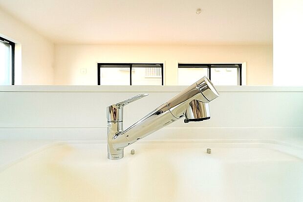 【ビルトイン浄水器 】キッチンには浄水器を標準装備。最近は水を飲むという場面以外にも料理で使用したり、野菜を洗う場合もキレイな水で洗いたいという人が増えてきています。