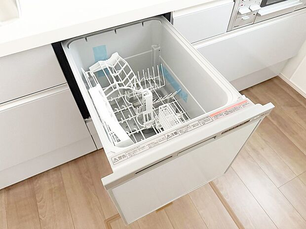 【食洗機】手間をかけずに食後の後片付けができる食器洗乾燥機。食器の出し入れがスムーズなスライドタイプ。節水効果だけでなく、効率的に洗い物を配置できるようにラックがついています。