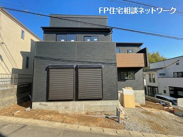 【現地外観写真】毎日のお散歩も快適な緑に恵まれた閑静な住宅地は、伸び伸びスローライフを叶えてくれます。緑の潤いを感じながらホッと生活できそう。