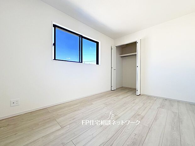 【洋室】白を基調にしたフローリングは心地よく飽きのない色合いで、カーテン、家具などのインテリアを合わせやすいのもうれしい。