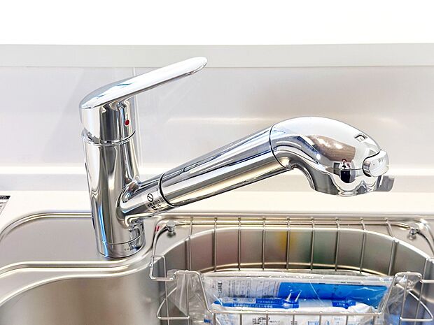 【浄水器一体型水栓】スタイリッシュな、浄水器一体型水栓です。水栓にシャワーホースと浄水器を内蔵し、カルキ臭など軽減。シャワーヘッドを引き出すことで、広いシンクのお手入れもラクラク。
