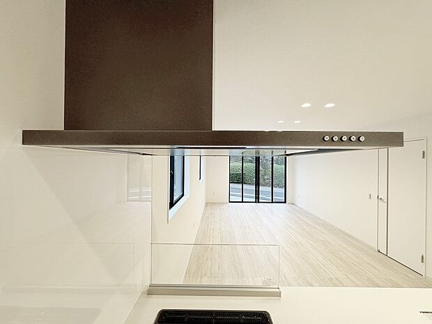 【換気扇】ステンレスの鈍い輝きが高級感を醸し出す換気扇。従来タイプよりも換気効果に優れ、フィルター交換もお掃除も容易になりました。