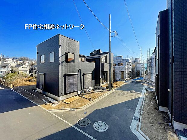 【前面道路含む現地写真】【外観】  閑静な住宅街に誕生する新築分譲。整った街並みと安心感ある住環境で、家族の暮らしを快適に支えます。