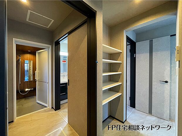 【収納】【パントリー】  家事効率を高める絶妙な動線。廊下には可動棚付きパントリーを設け、収納力を確保しました。広々とした脱衣室は使い勝手抜群。毎日の「洗う・しまう」をスムーズにする、機能的な水回り設計です。