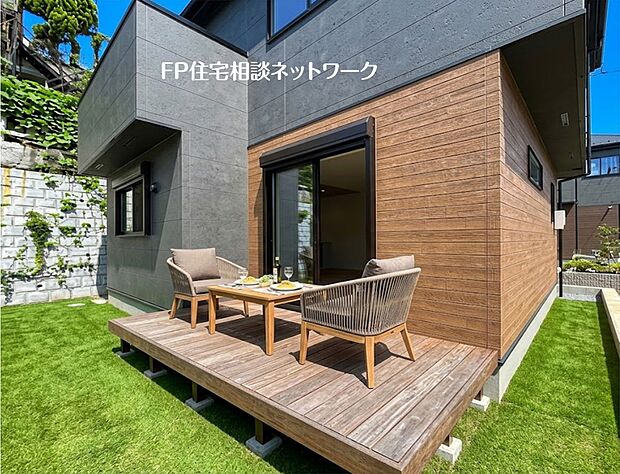 【庭】【庭】本画像はAIがCGで家具・ウットデッキを作成しており、実際の現地に家具・ウットデッキは設置されておりません。また、販売価格に家具・ウットデッキ等は含まれておりません。