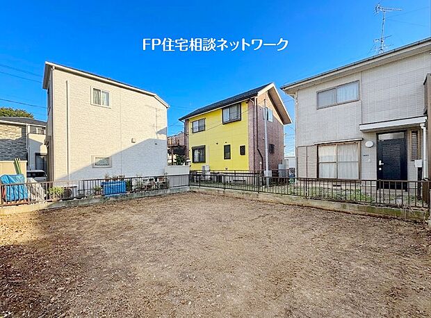 【現地外観写真】ZHE基準の2階建て住宅!人気のカウンターキッチンで解放感があり、つながるリビング部分は家族の憩いの空間に最適です。