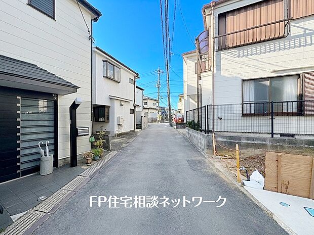 【前面道路含む現地写真】大通りから1本入った場所に位置し、車通りも少なく静かな日常を送る事の出来る住環境です。