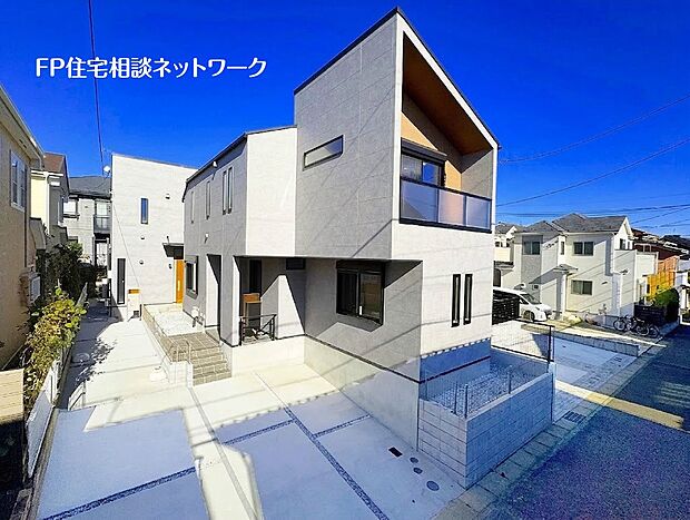 【その他】【類似外観同仕様】施工例のため分譲中の建物とは外壁、屋根開口部等の形状・仕様が異なります。