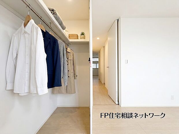 【収納】【クローゼット】本画像はAIがCGで衣類作成しており、実際の現地に衣類は設置されておりません。また、販売価格に衣類・小物等は含まれておりません。