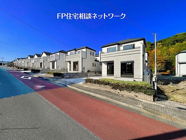 【その他】【類似外観同仕様】施工例のため分譲中の建物とは外壁、屋根開口部等の形状・仕様が異なります。