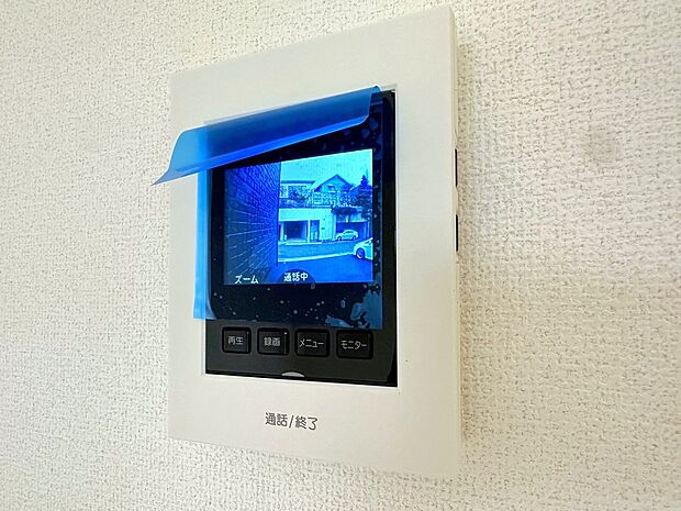 【TVモニター付インターホン】モニター付インターホンが標準仕様です。不安になりがちな防犯面。目で確認できるからあんしんです。