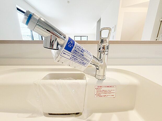 【浄水器一体型水栓】スタイリッシュな、浄水器一体型水栓です。水栓にシャワーホースと浄水器を内蔵し、カルキ臭など軽減。シャワーヘッドを引き出すことで、広いシンクのお手入れもラクラク。