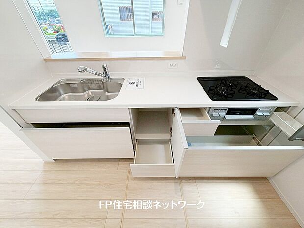 【キッチン】スライド収納付きのシステムキッチン。料理器具なども収納できて出し入れもスムーズ。収納量もたっぷりなので料理器具やストック調味料なども入れられる。