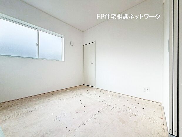 【洋室】客間としての利用だけではなく、ちょっと横になってお昼寝をするスペースとしても重宝します。畳の匂いが何とも気持ちを落ち着かせてくれる、そんな癒しの場ですね。
