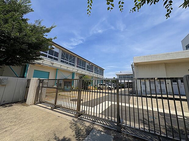 新吉田第二小学校(約1,200m・徒歩15分)