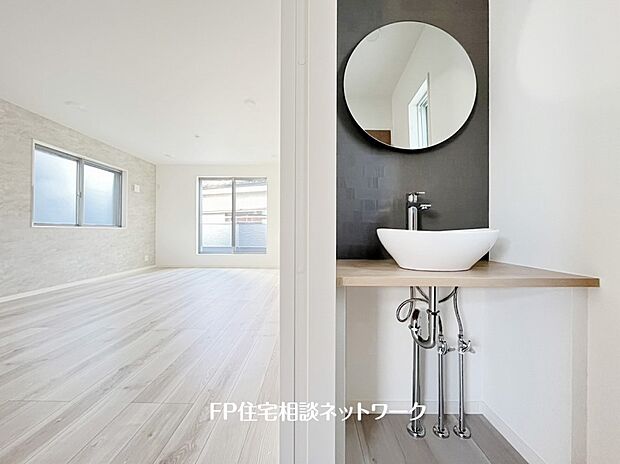 【洗面台・洗面所】トイレのすぐ横に洗面台があるため、衛生的で使い勝手が良いです。メインの洗面室とは分かれているので、来客時もプライベートな空間を見せることなく利用していただけます。