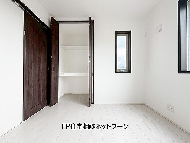 【洋室】光を取り込みやすい2面採光の居室は日当良好。クローゼットの完備で収納スペースも十分。お子様にとっての「自分の部屋」。学習デスクやベッドの配置もラクラクです。