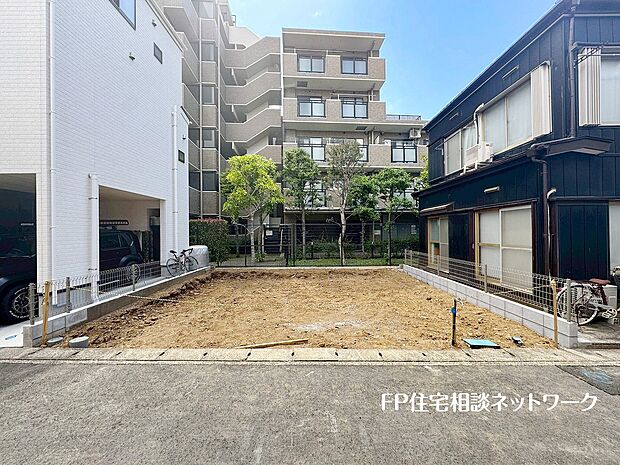 【現地外観写真】敷地と道路に高低差がない整形地!西側は隣地の建物が隣接していないので解放感のある現地です。