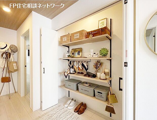 【玄関】本画像の棚、靴、小物等はCGで販売価格に含まれず、付帯しません。鏡の設置には有償で工事が必要です。