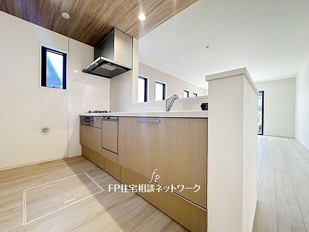 対面式のカウンターキッチンですので、出来上がったお料理をカウンターに並べてお子様が運ぶなど、お手伝いの時間も増えそうですね。