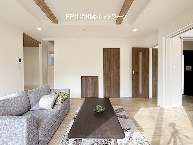 大切な家族が集まるからこそLDKにはこだわりたい。日当たりのよい広いLDKを、子供たちが元気に走り回っている姿を見た時「広い家にして良かった」と思う。