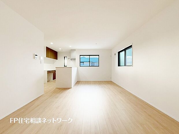 オープンな空間を生み出す、広がりとゆとり。家族と過ごす時間を大切にしたい方にぴったりのゆとりある住空間です。日差しがリビングの隅々までしっかりと届きます。