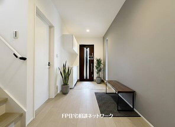 玄関ホールがスッキリ広々としていると帰る時も出ていく時も気持ちが良い。来客を出迎える玄関が綺麗ならその家の印象が良くなる。