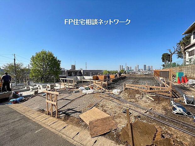 西側の前面道路は幅員5ｍあり、車通りも少なく小さなお子様がいらっしゃるご家庭でも安心です。