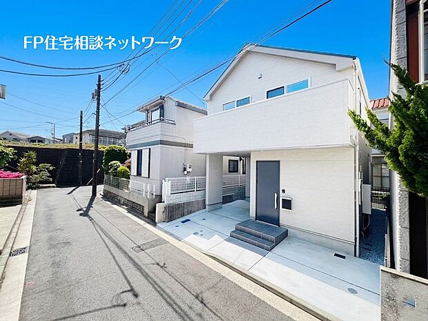 東急東横線「菊名」駅徒歩12分の閑静な住宅街に位置した2階建!太陽の日差しが降りそそぎ家族の憩いのリビングは明るく暖かい空間です。