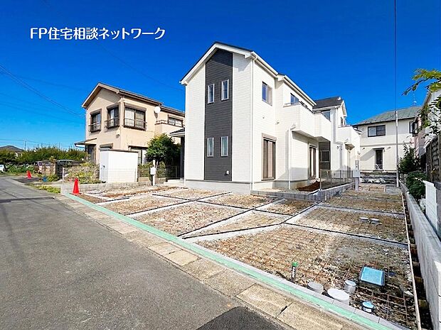 2階建てが建ち並ぶ閑静な住宅街に位置し、ゆとりの45坪以上の敷地は隣地とも距離が確保されたプライベート感のある住宅です。