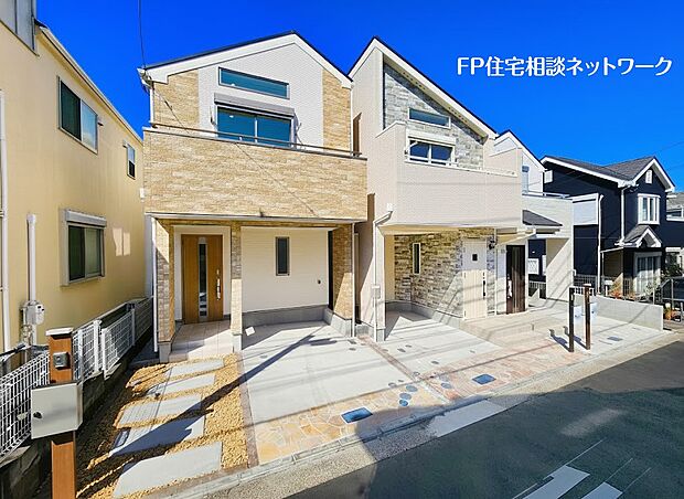 【類似外観同仕様】施工例のため分譲中の建物とは外壁、屋根開口部等の形状・仕様が異なります。