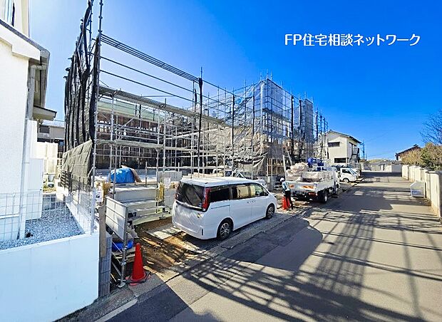 大通りから1本入った住宅街に位置し、前面道路幅員も5m以上あるので車の運転が苦手な方でも安心です。