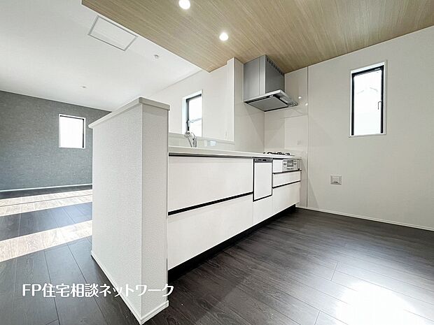 リビングで遊ぶお子様を見守りながらお料理が出来る対面式カウンターキッチンは、料理をしながらご家族との会話を楽しめます。毎日のお料理も楽しくなりますね。