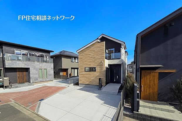 市営地下鉄「北山田」駅徒歩13分！土地面積165m2のゆとり広さ、カースペースも並列2台駐車可能なデザイナーズ住宅です。