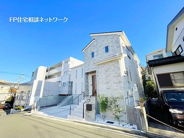 【プラン例 建物価格1350万円 建物面積90m2】モダンな外観が飽きのこないシンプルな良さを際立せます。アクセントカラーで外壁を分けることで、異なる表情を感じることが出来ます。