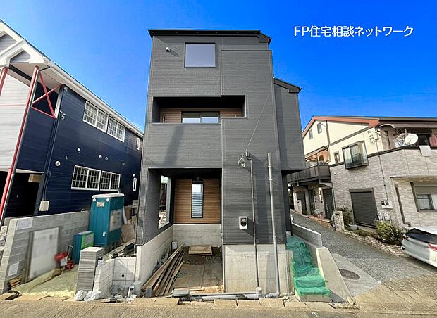 【類似外観同仕様】施工例のため分譲中の建物とは外壁、屋根開口部等の形状・仕様が異なります。