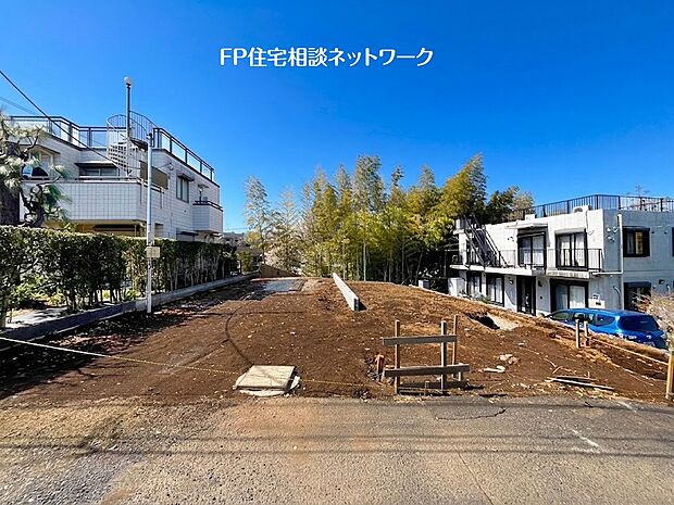 小田急線「玉川学園前」駅徒歩9分の好立地！ゆとりの敷地でカースペース並列2台駐車可能です。