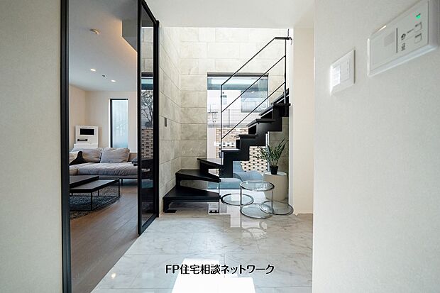 【プラン例 建物価格2480万円 建物面積100m2】吹抜けと鉄骨階段が開放感を演出する玄関ホール。室内にいながら中庭とのつながりも感じられる設計です。