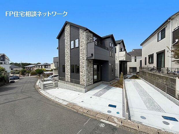 東急田園都市線「江田」駅徒歩10分の好立地!2階建てが建並ぶ閑静な住宅街で、カースペース2台駐車可能です。