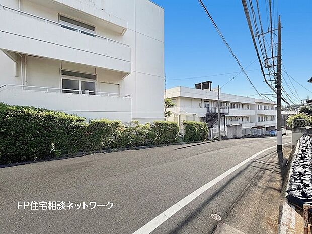 前面道路は幅員6ｍあり、車のすれ違いも出来るのでお車の運転が苦手な方でも安心です。