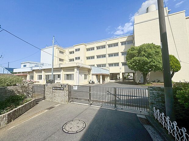 荏田小学校(お子様が一日の中でも長い時間を過ごす小学校。のびのびと過ごし、広い校庭で元気に駆け回ったり、どんどん成長していく姿が目に浮かびます。)
