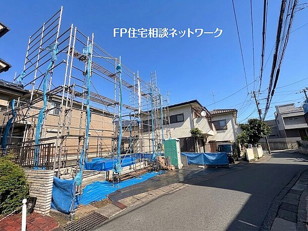 大通りから1本入った住宅街に位置し、前面道路は幅員4.1mあり、敷地と道路に高低差がないので車の出し入れもラクラクです。