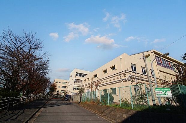 城郷中学校(昭和22年開校で生徒数は700名を超える。近隣の中学校と比較しても生徒数は多い。部活が盛んで各種様々練習が常に賑わっている。)