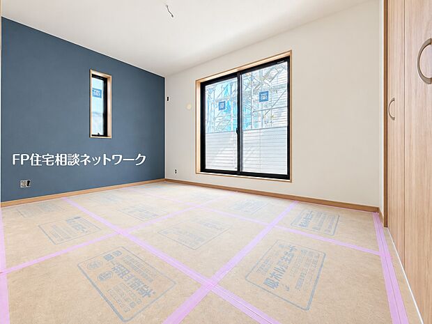 落ち着きのあるアクセントクロスが印象的な洋室。大きな窓から自然光を取り込み、明るく開放感のある居住空間に仕上がっています。