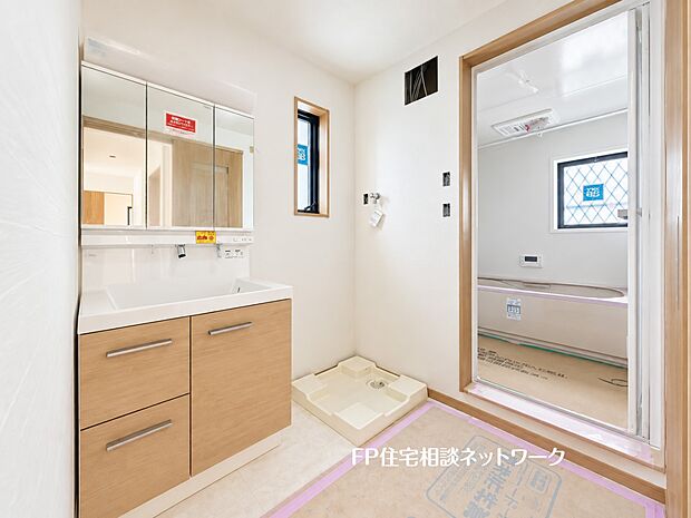 洗面室から浴室へスムーズにつながる使いやすい水回り動線。三面鏡付き洗面化粧台を備え、毎日の身支度も快適に行えます。