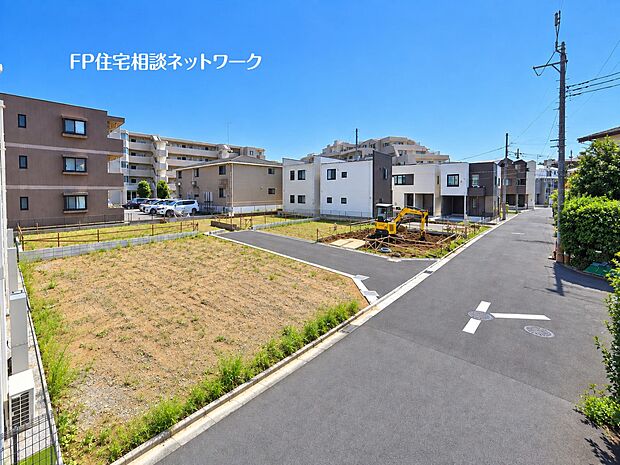 前面道路はすっきりと整備され、開放感のある街並みが広がります。周辺には新しい住宅が建ち並び、分譲地ならではの整った住環境も魅力です。