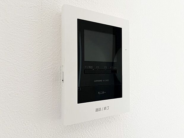 【TVモニター付きインターホン 】モニター付インターホンが標準仕様です。不安になりがちな防犯面。目で確認できるからあんしんです。
